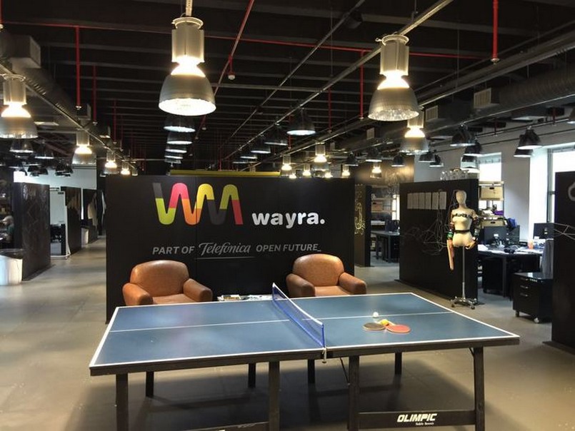 Imagem de mesa de ping pong e poltronas do espaço do Wayra na Telefônica