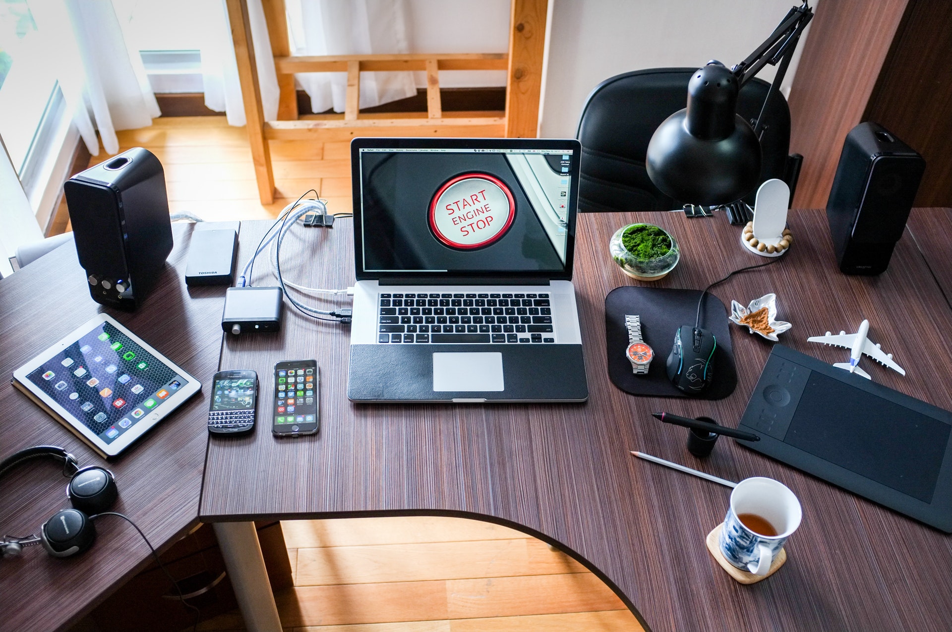 mesa de escritório com diversos tipos de dispositivos eletrônicos