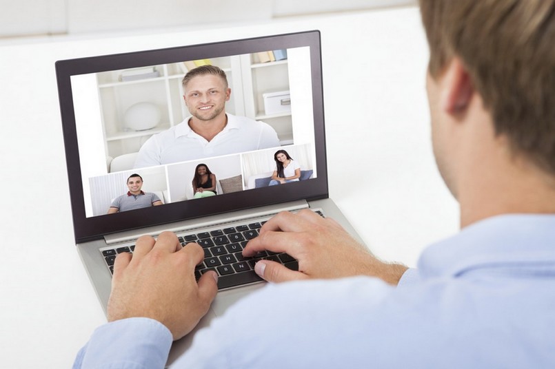 Homem digitando no computador enquanto participa de reuniões virtuais produtivas