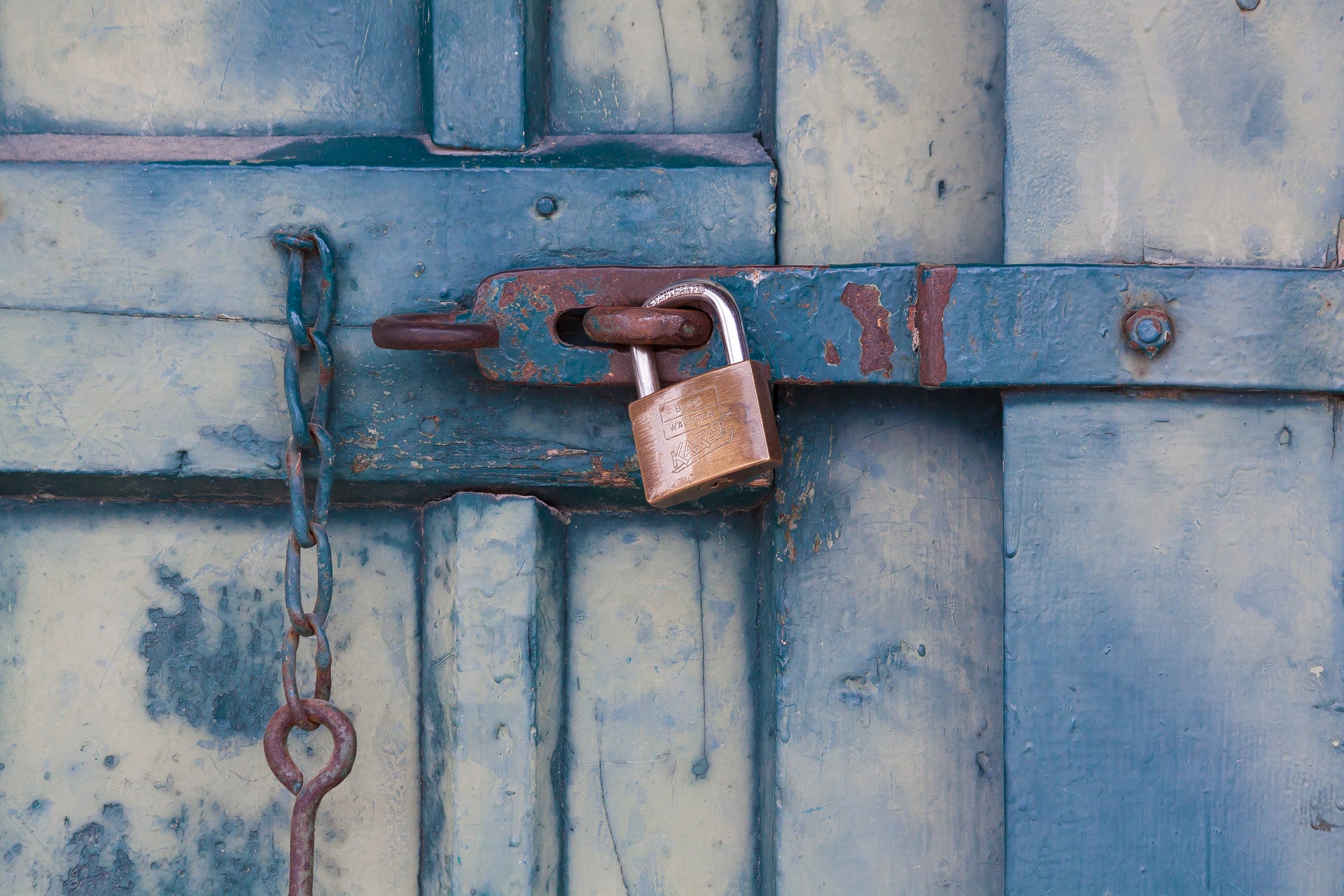 Imagem de cadeado em portão, simbolizando os protocolos de segurança 