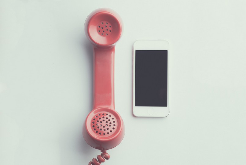 Celular e telefone antigo simbolizando o serviço de telefonia