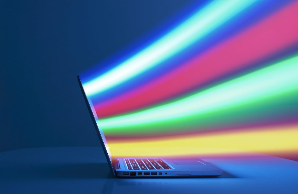 Imagem de feixes de luz saindo da tela de computador