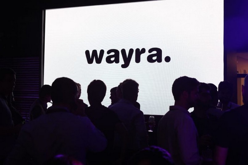 Pessoas sentadas esperando palestra e apresentação sobre Wayra