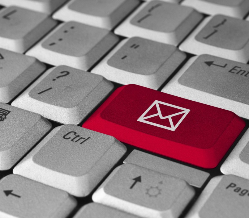 Teclado mostrando um botão com o símbolo do e-mail em destaque