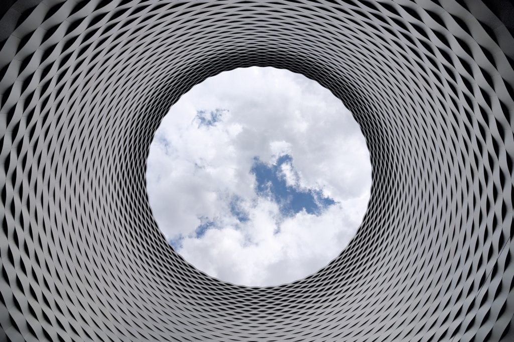 Vivo Cloud Plus: Visão interna de uma estrutura circular com imagem do céu numa extremidade.