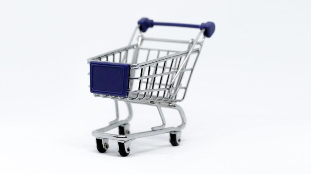 Experiência de compra: foto de um carrinho de supermercado em miniatura.