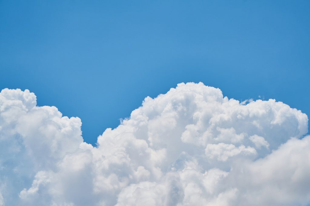 Gestão em nuvem: imagem de um céu azul com nuvens.