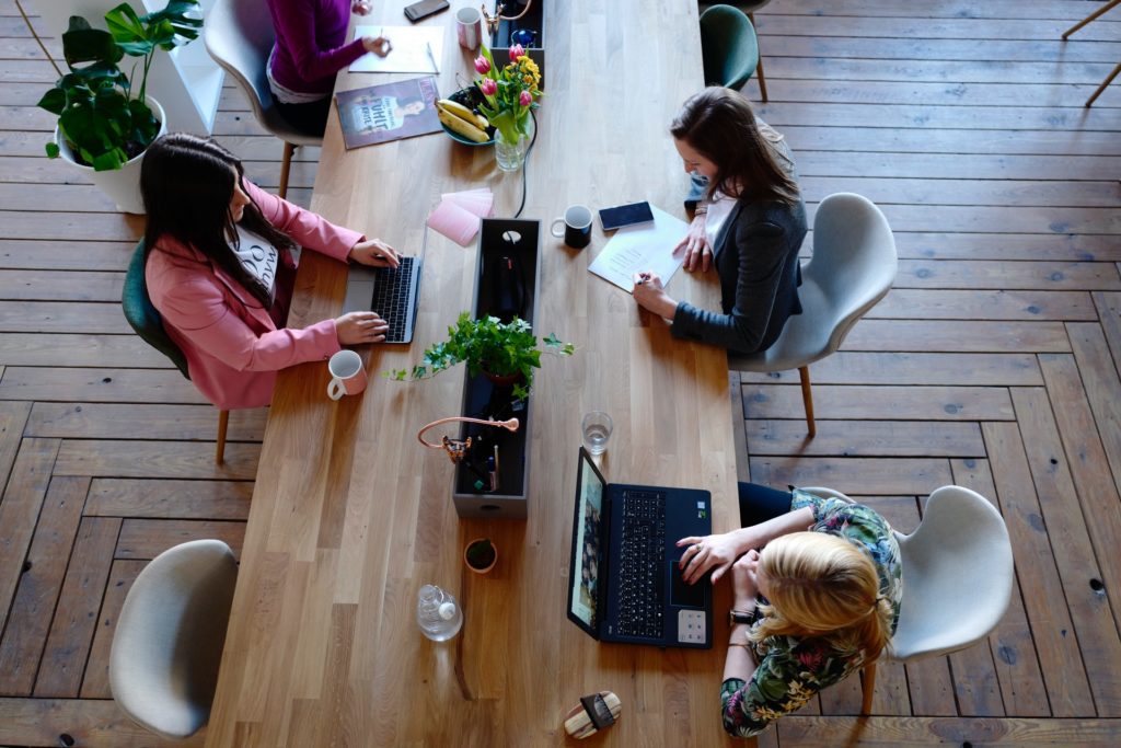 Tipo de internet: mesa de reuniões com pessoas trabalhando.