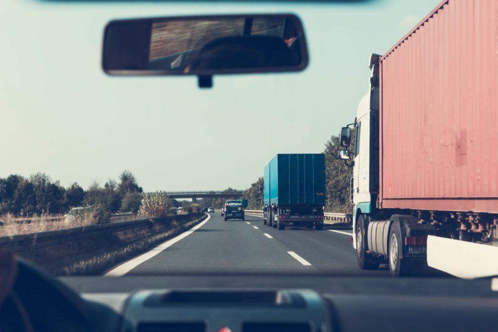 Rastreamento: imagem de um motorista dirigindo um caminhão