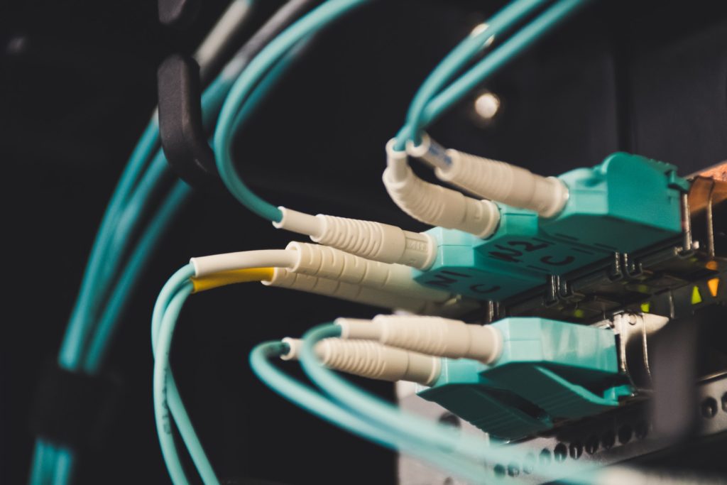 Internet dedicada: detalhe dos cabos de conexão da internet.