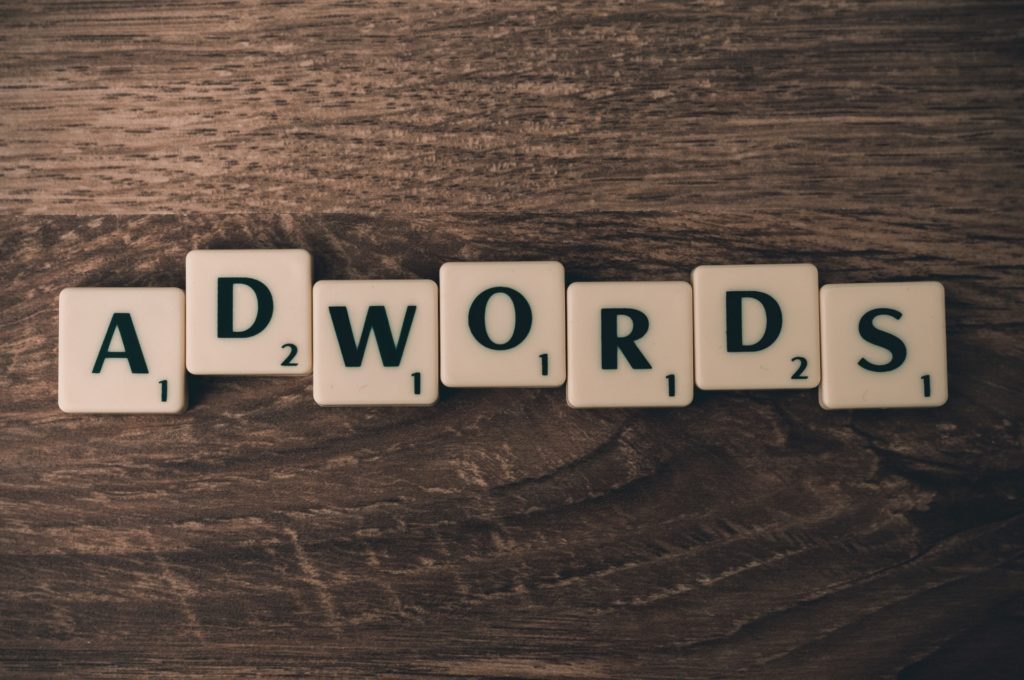 Letras que formam a palavra Adwords