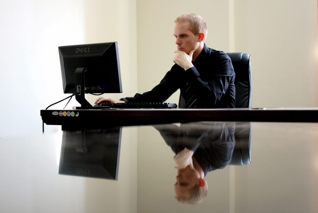 Memorização: homem trabalhando concentrado no computador.