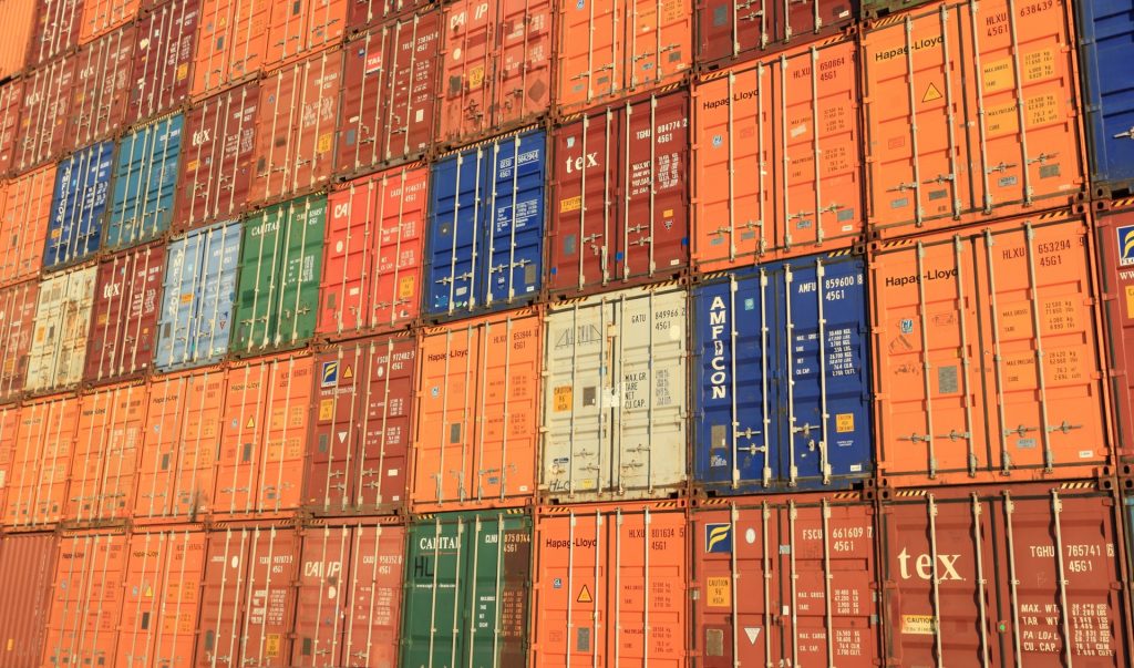 Container: diversos containers de carga empilhados
