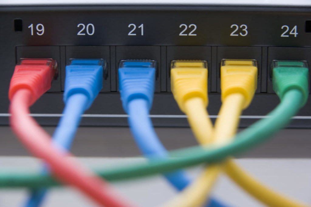 Imagem de um dispositivo com quatro fios conectados, dois são azuis e outros dois são amarelos.