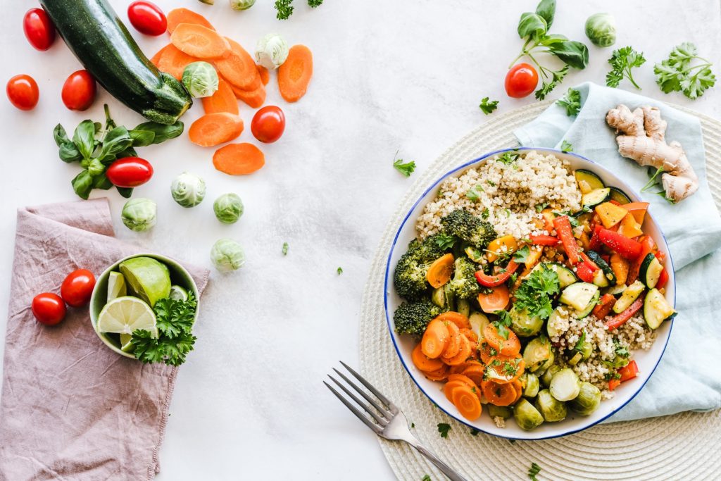 Empreender do zero: foto de cima de um prato com salada e arroz. ao lado, legumes cortados em fatias.