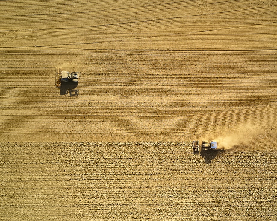 Inovar no agronegócio: imagem de duas máquinas no campo. 