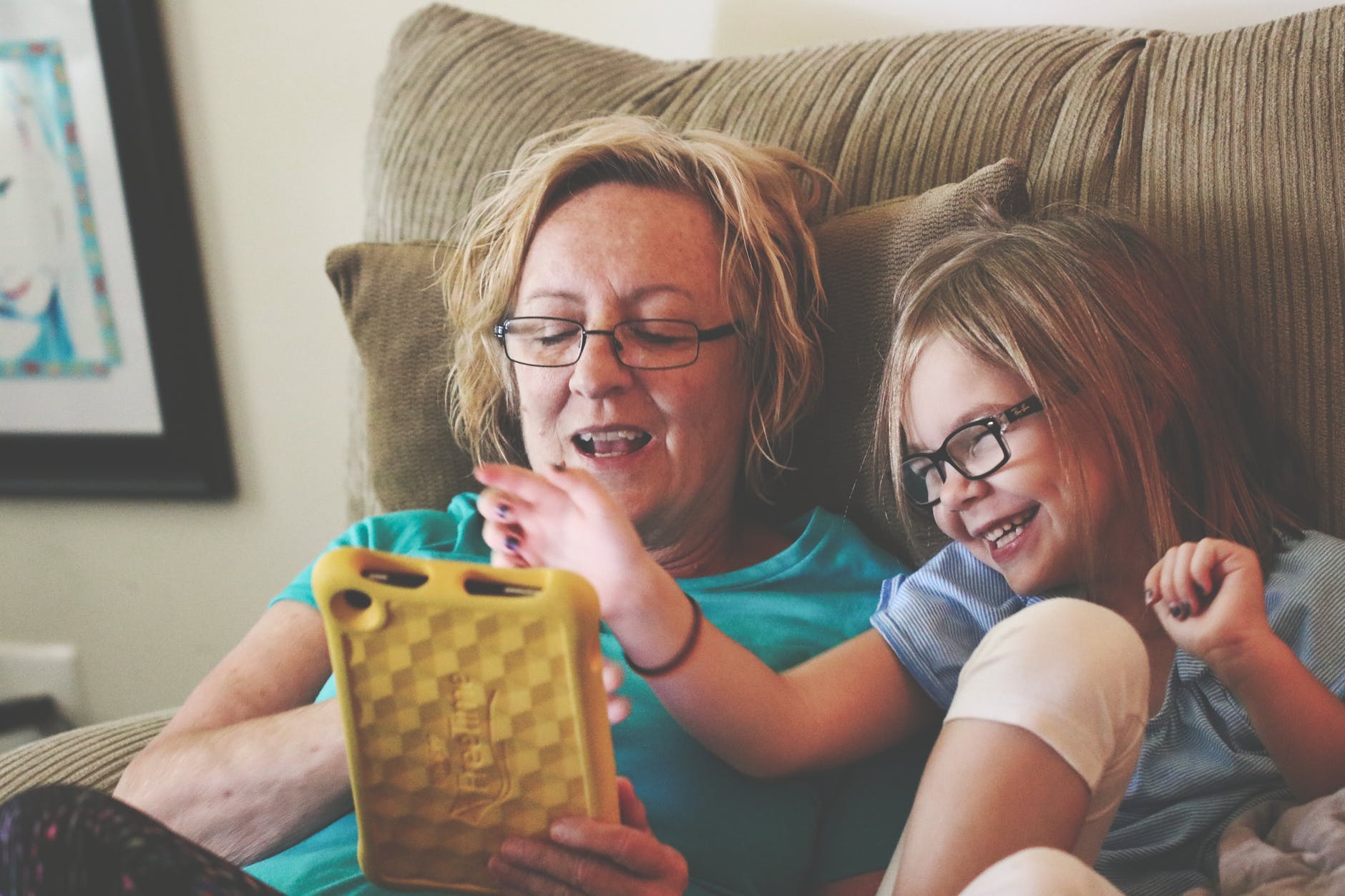 Diário escolar digital: imagem de uma mulher e uma criança olhando para um tablet. 