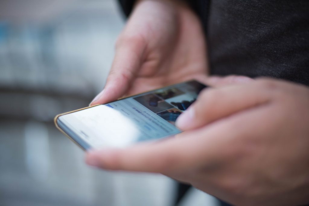 Conectividade: fotos em close de uma pessoa segurando um celular