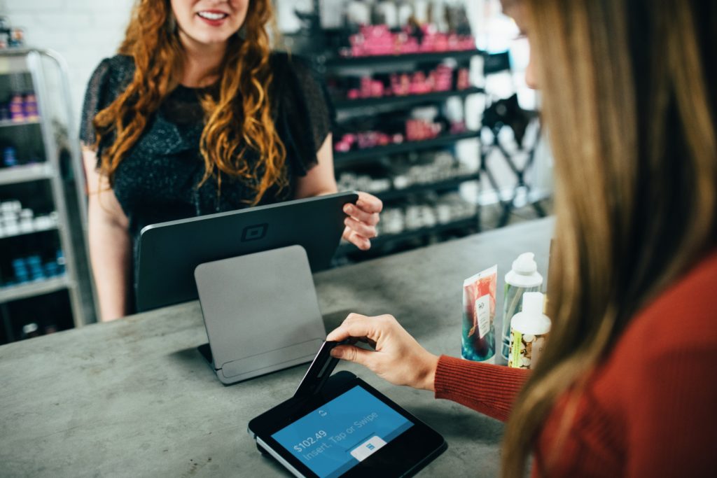 Preço em tempo real: mulheres usam tablet para pagamento em uma loja.