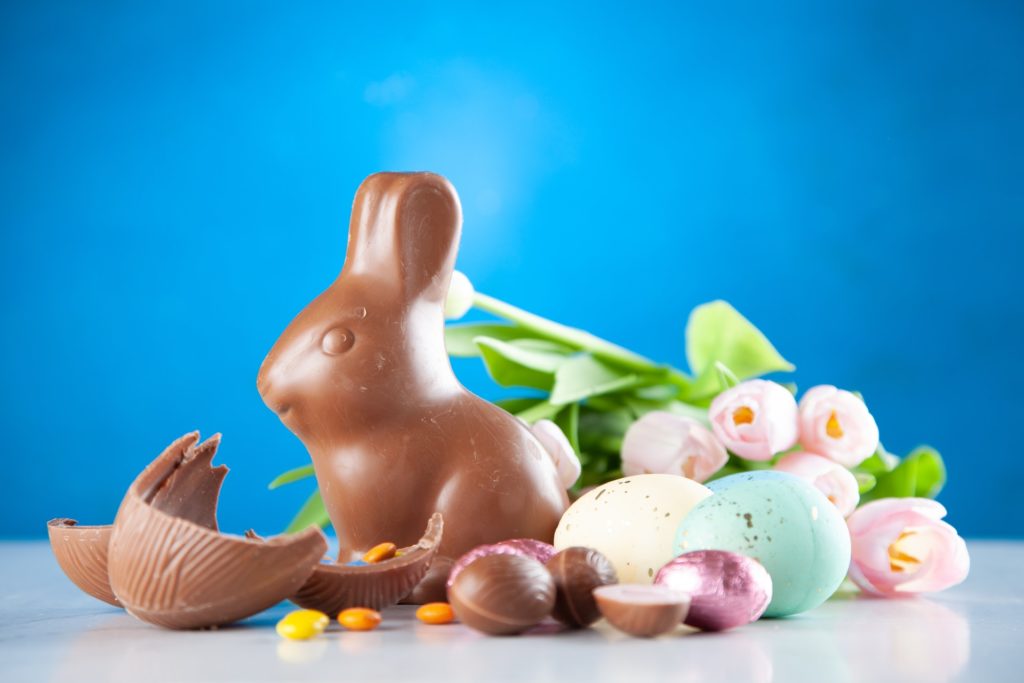 imagem de um coelho de chocolate simbolizando a Páscoa. 