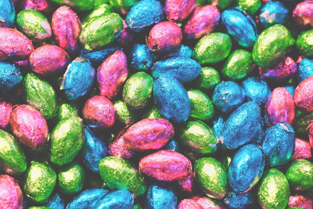 imagem de vários ovos de páscoa coloridos. 