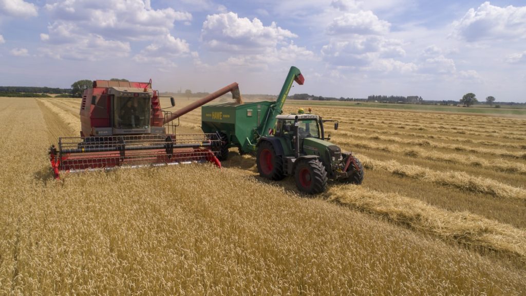 Imagem de duas máquinas agrícolas para simbolizar o trabalhador rural atual. 