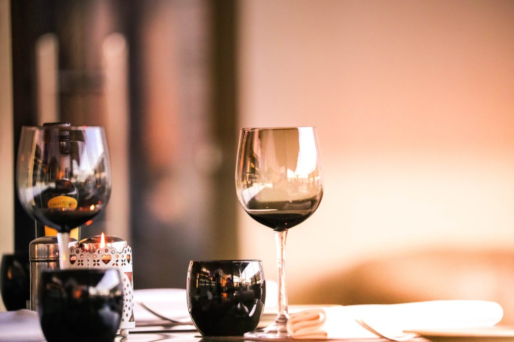 Dia dos namorados: taças de vinho sobre uma mesa de madeira.
