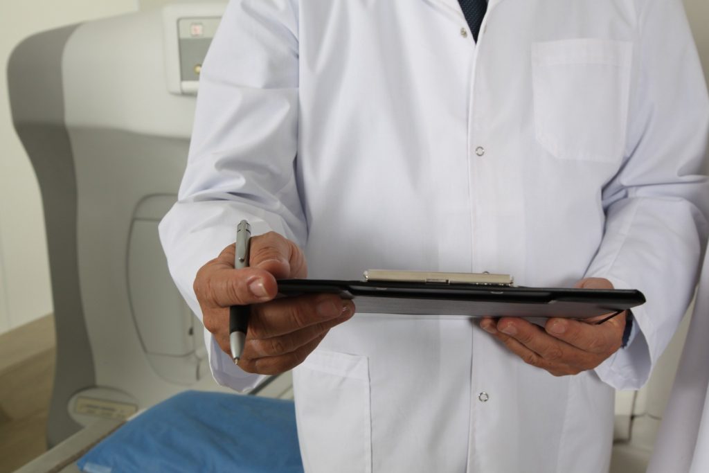 comunicação hospitalar: médico segurando um tablet 