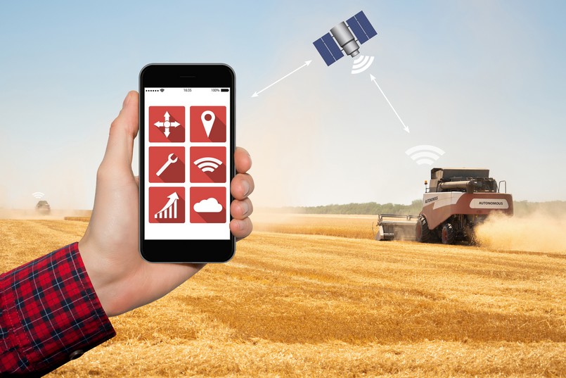 Agricultor controla colheitadeira autônoma por telefone via satélite
