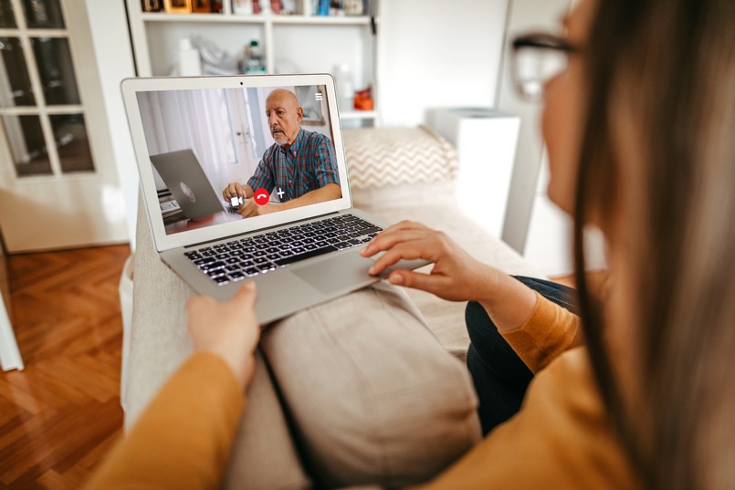 Imagem de uma videochamada entre um homem  e uma mulher para simbolizar a terapia online. 