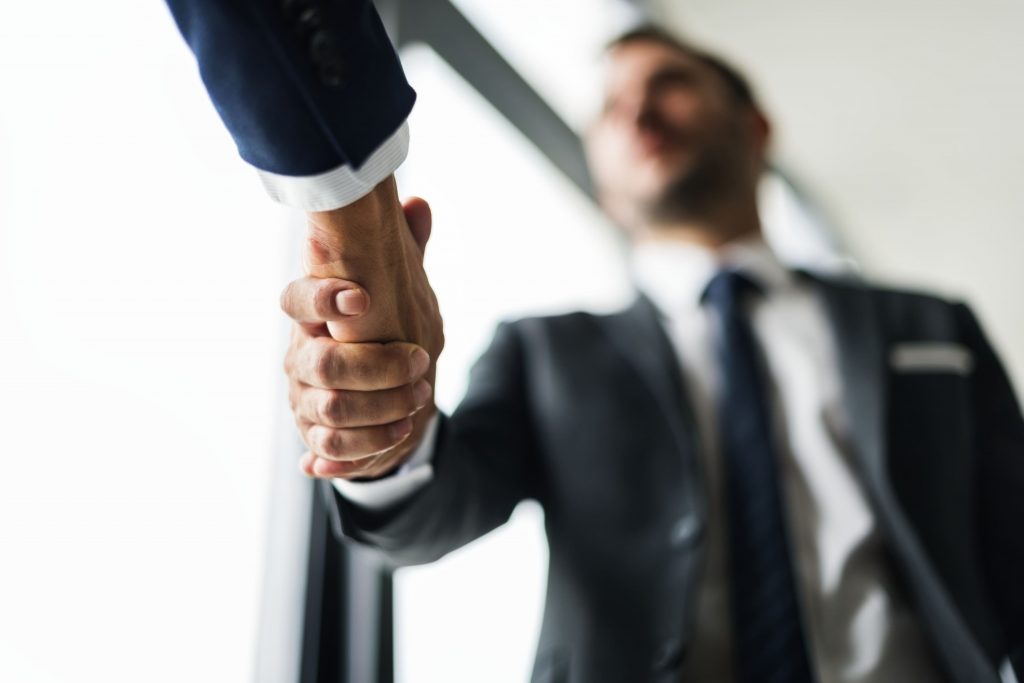 Imagem de dois homens de termo e gravata apertando as mãos como sinal de parceria, o que acontecerá com o Vivo Valoriza Empresas. 