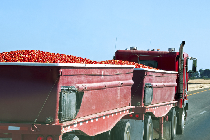 Caminhão vermelho transportando tomates