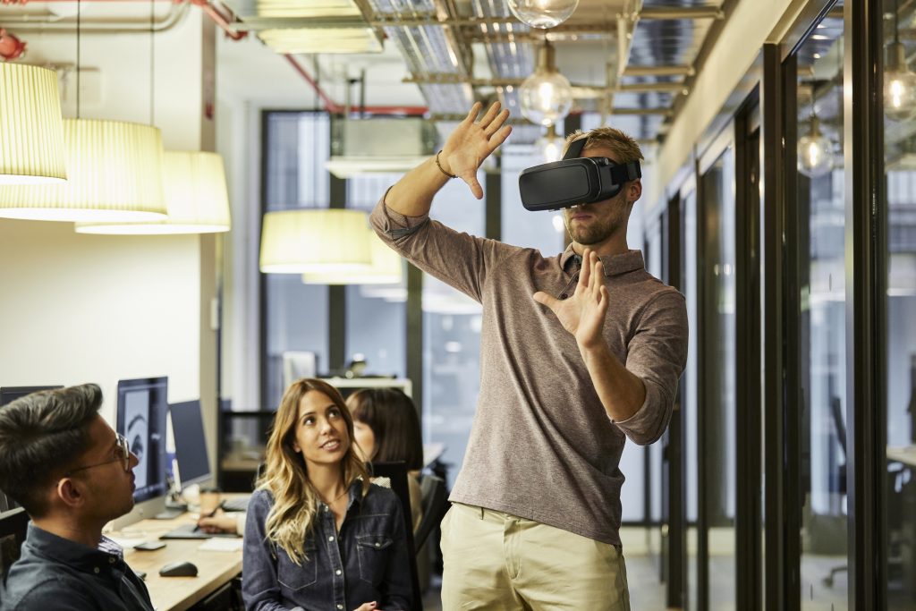 Profissional utilizando óculos de realidade virtual no trabalho