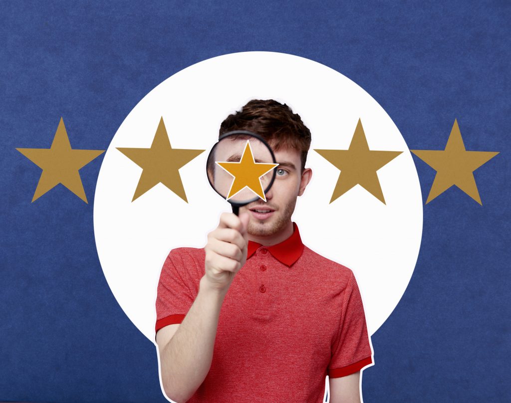 Rapaz olhando por meio de lupa para um conjunto de estrelas representando a experiência do consumidor no atendimento ao cliente