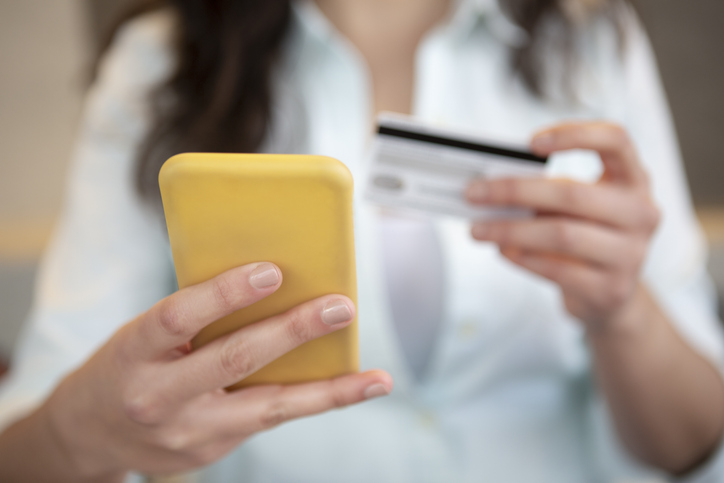 Mulher usando celular para fazer compra online
