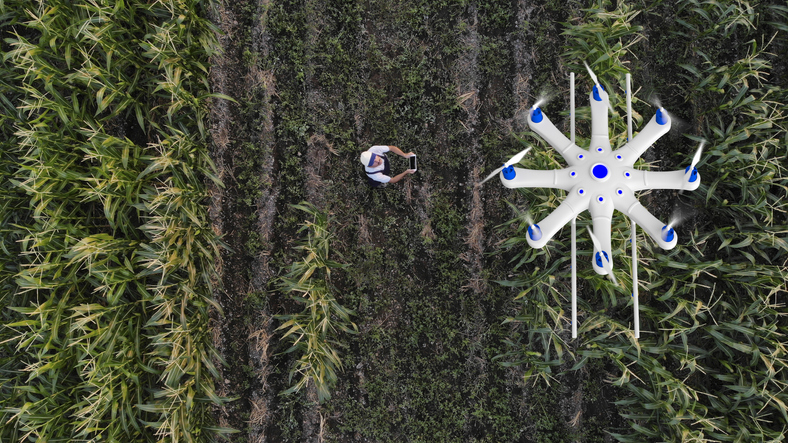 Drone em primeiro plano capta os comandos do homem que o guia e faz o sensoriamento remoto da região